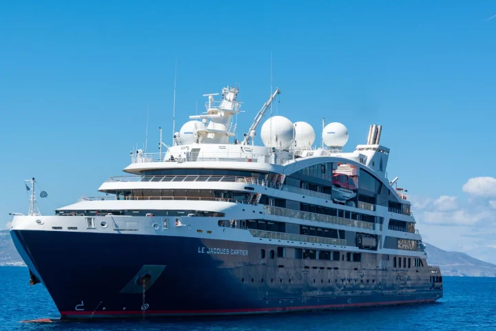 Navire de croisière naviguant au large