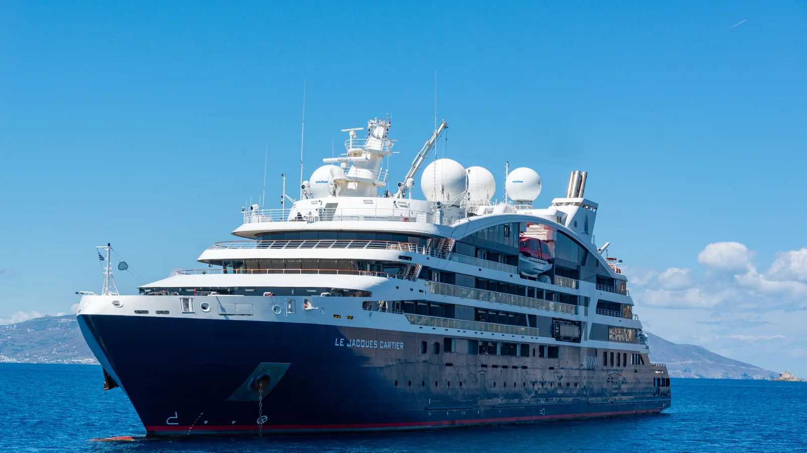Navire de croisière naviguant au large