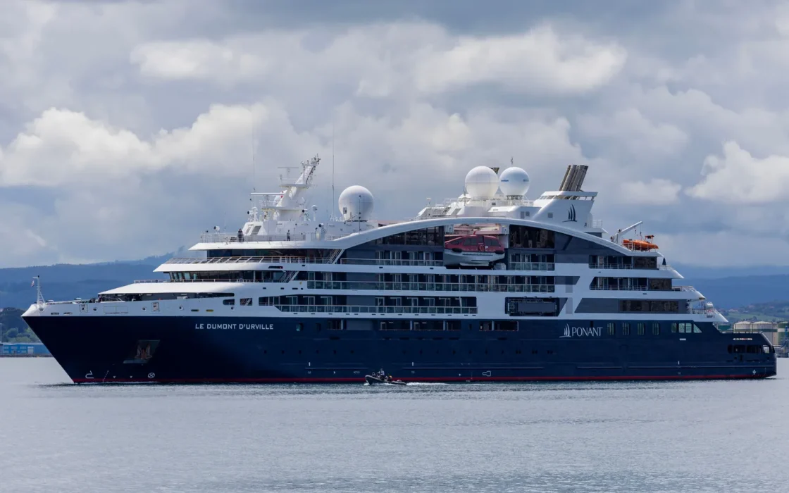 Navire de croisière naviguant au large