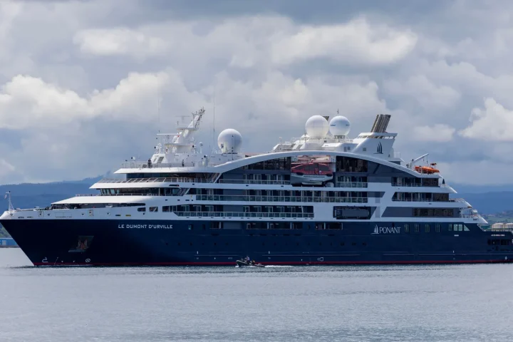 Navire de croisière naviguant au large