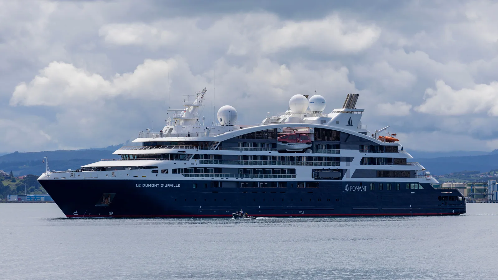 Navire de croisière naviguant au large