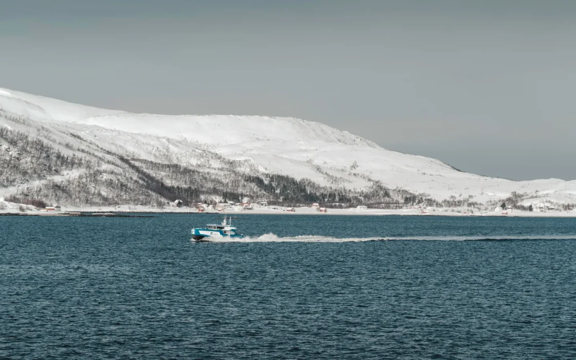Voilier en mer pour illustrer croisière fjords Norvège