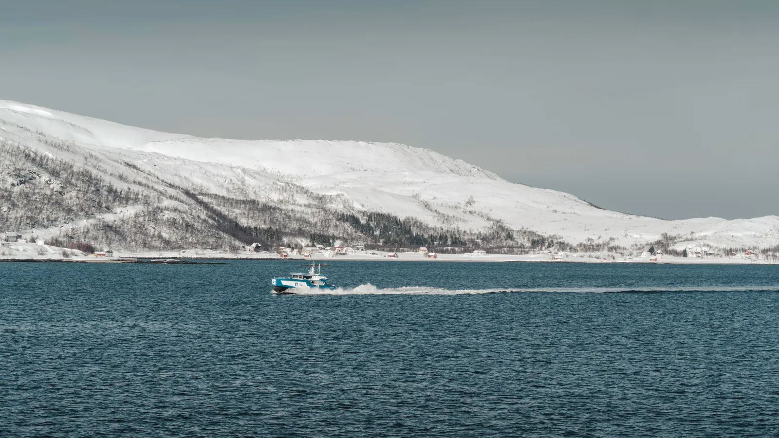 Voilier en mer pour illustrer croisière fjords Norvège