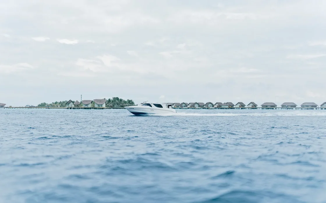 Voilier en mer pour illustrer croisière Maldives