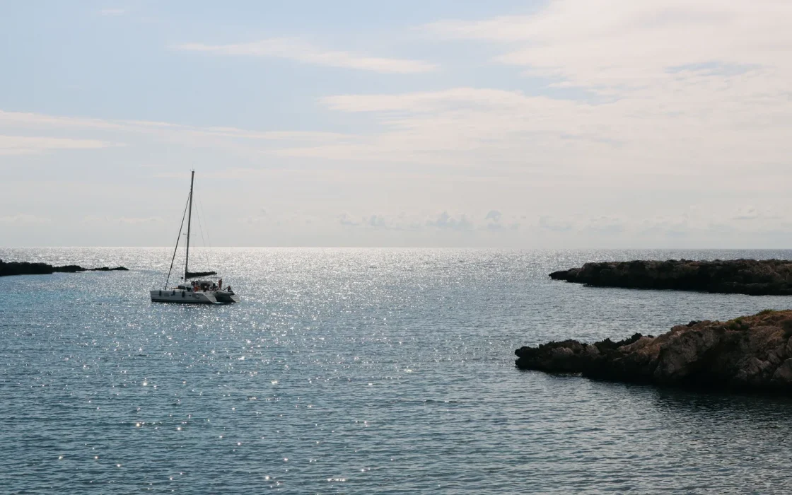 Voilier en mer pour illustrer croisière Malte