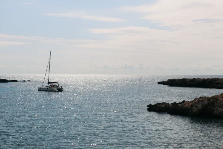 Voilier en mer pour illustrer croisière Malte
