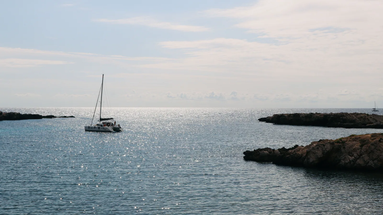 Voilier en mer pour illustrer croisière Malte