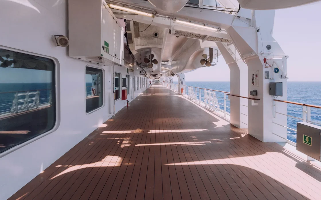 Pont d’un navire de croisière face à la mer