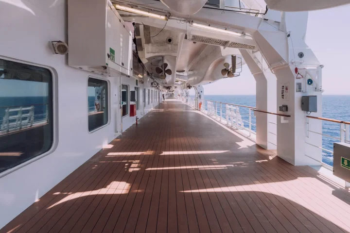 Pont d’un navire de croisière face à la mer