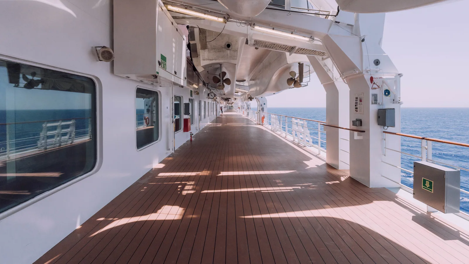 Pont d’un navire de croisière face à la mer