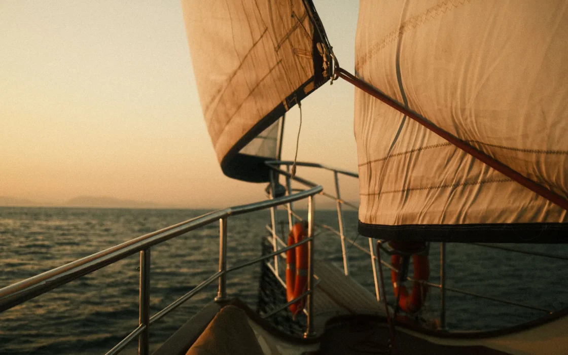 Voilier en mer pour illustrer croisière Polynésie
