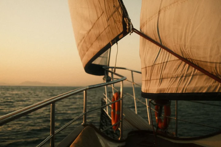 Voilier en mer pour illustrer croisière Polynésie