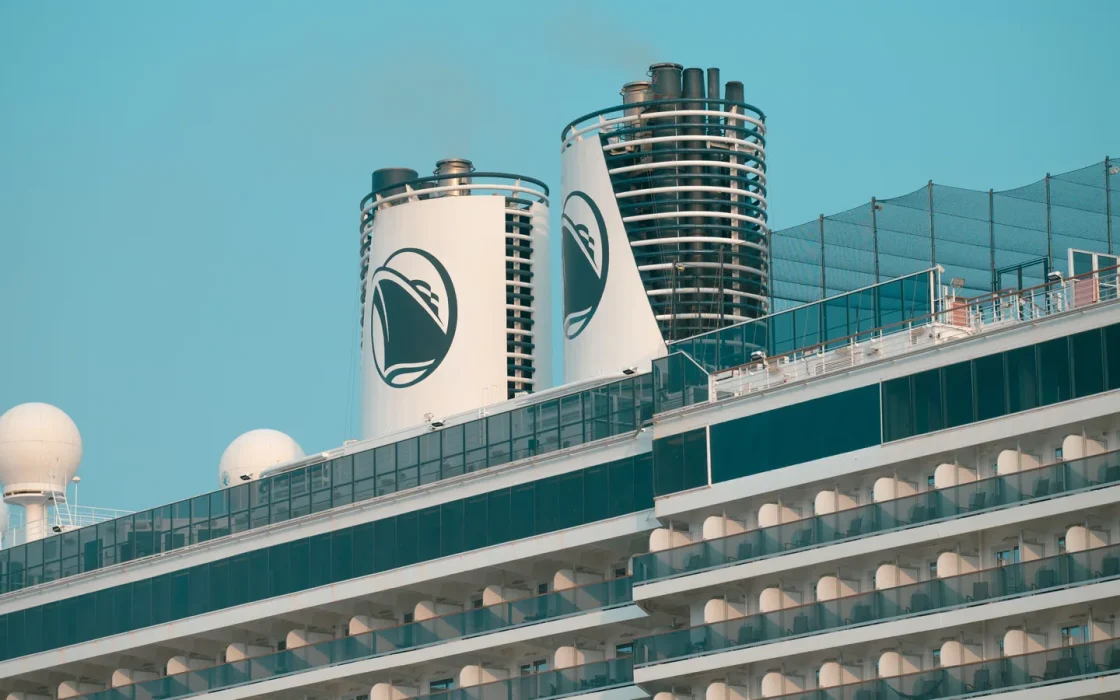 Navire de croisière naviguant au large