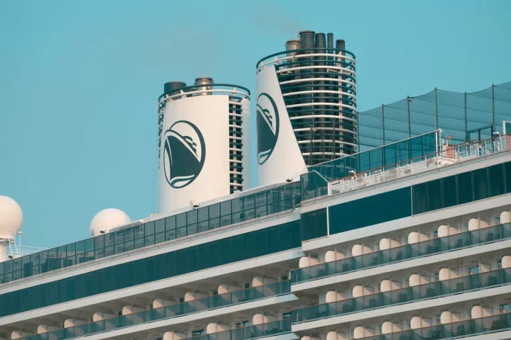 Navire de croisière naviguant au large