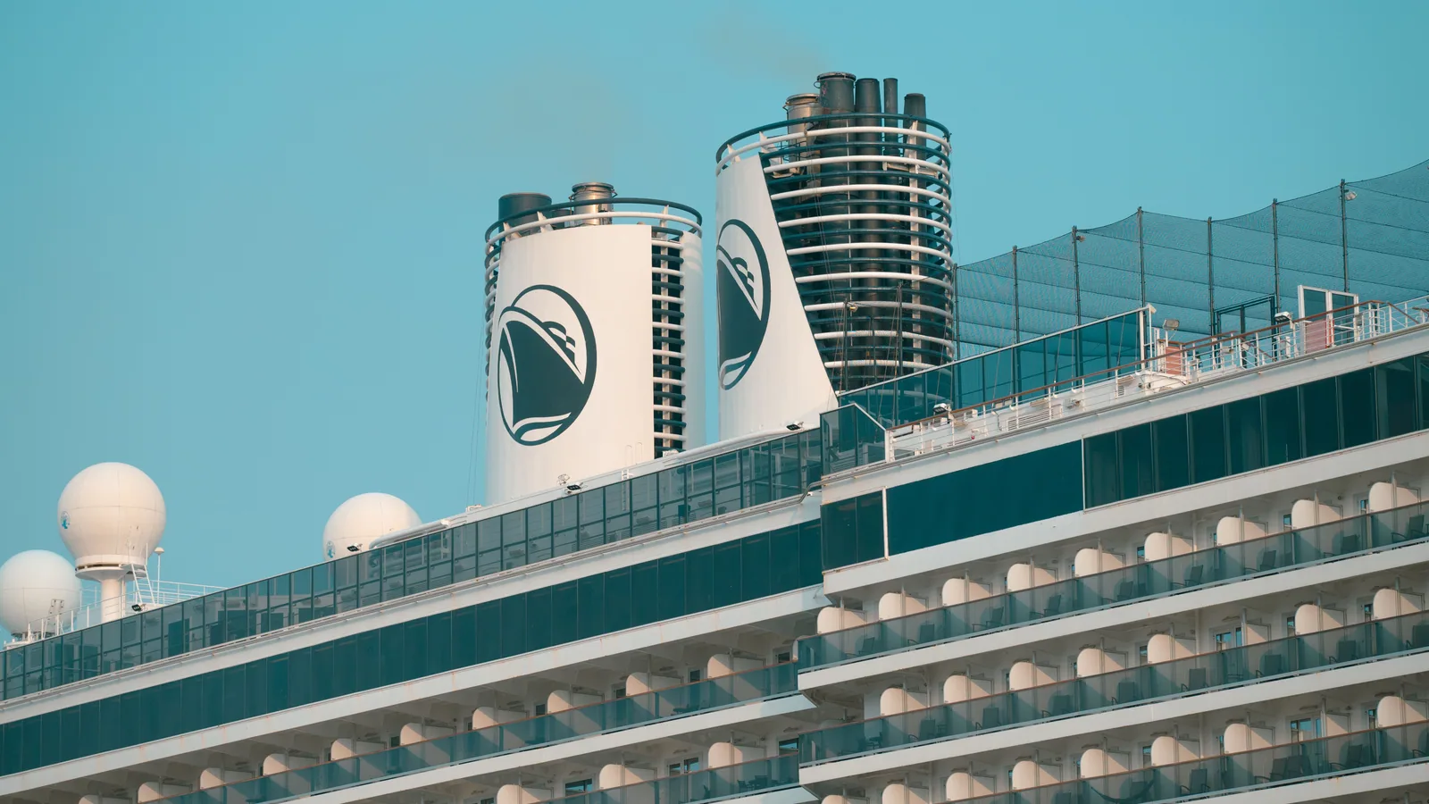 Navire de croisière naviguant au large