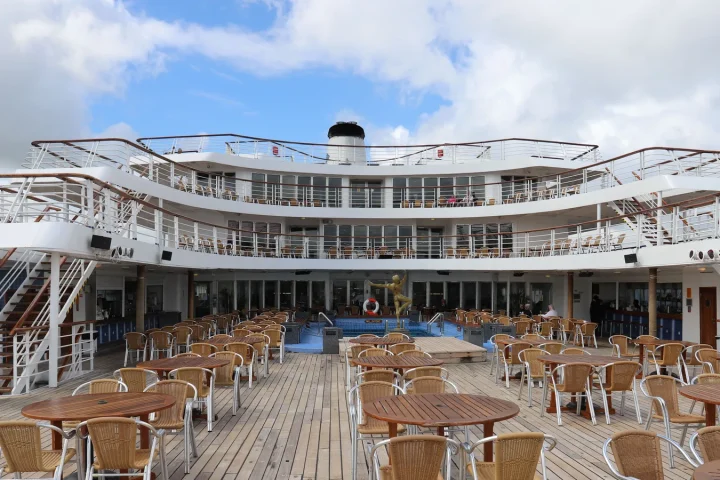Navire de croisière naviguant au large