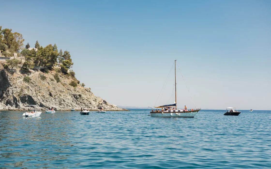 Voilier en mer pour illustrer croisière îles Éoliennes