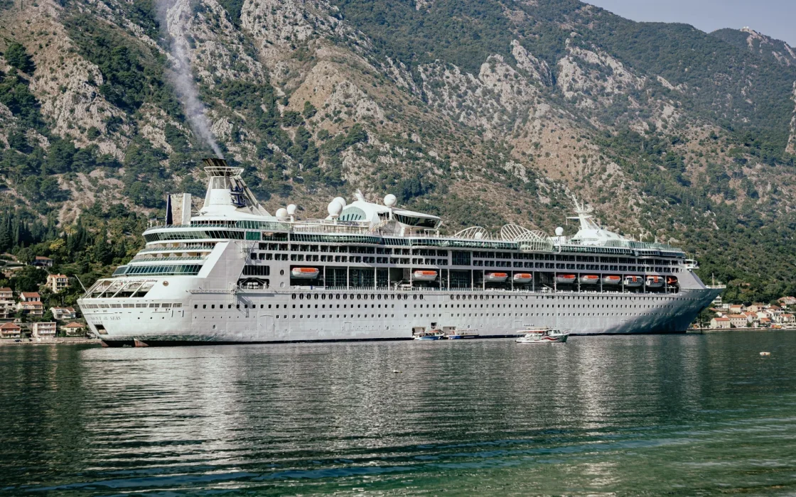 Navire de croisière naviguant au large