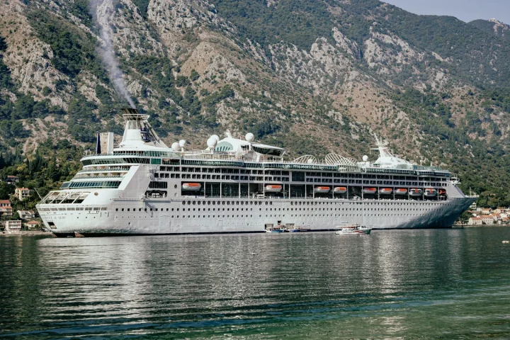 Navire de croisière naviguant au large