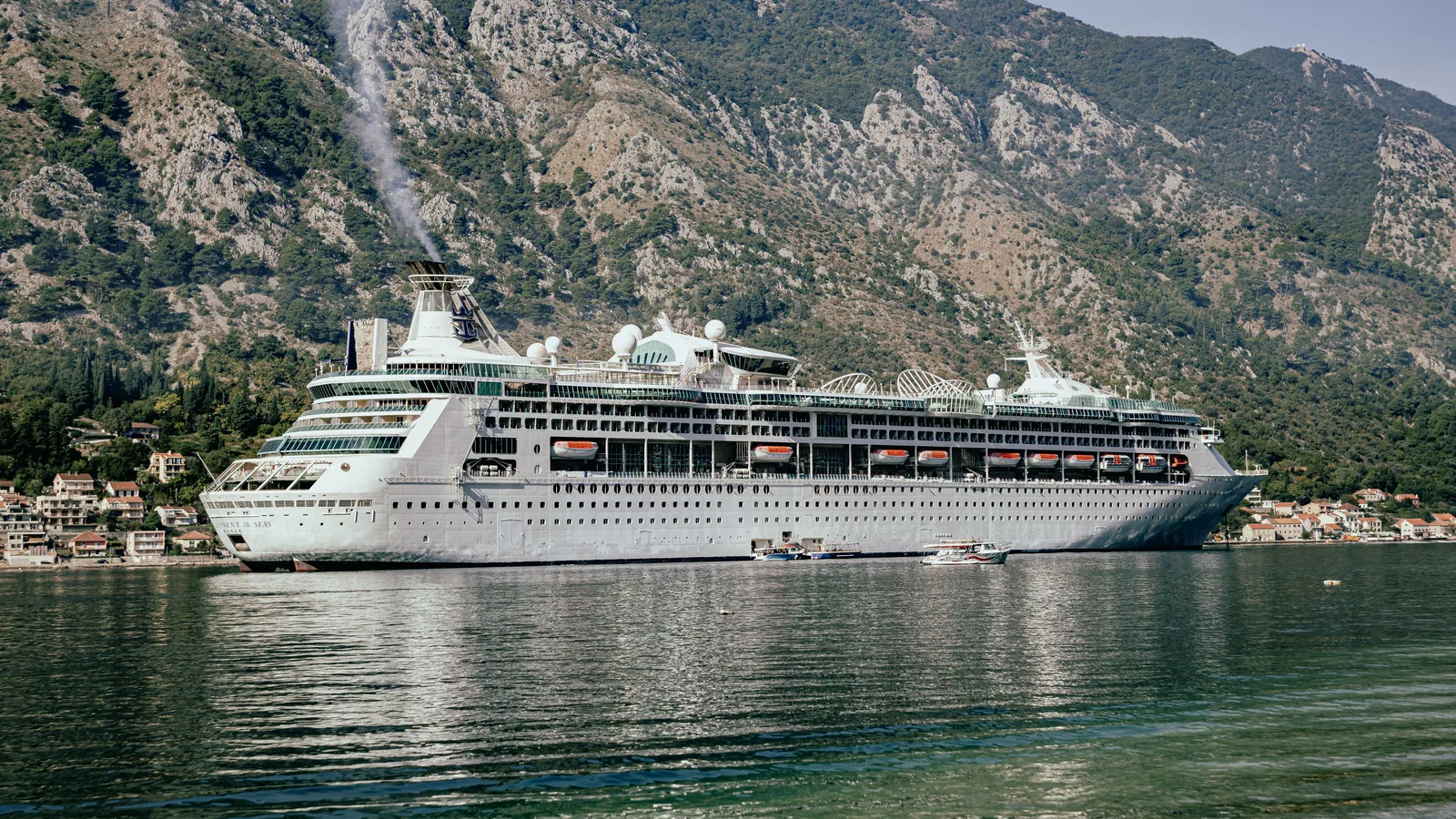 Navire de croisière naviguant au large