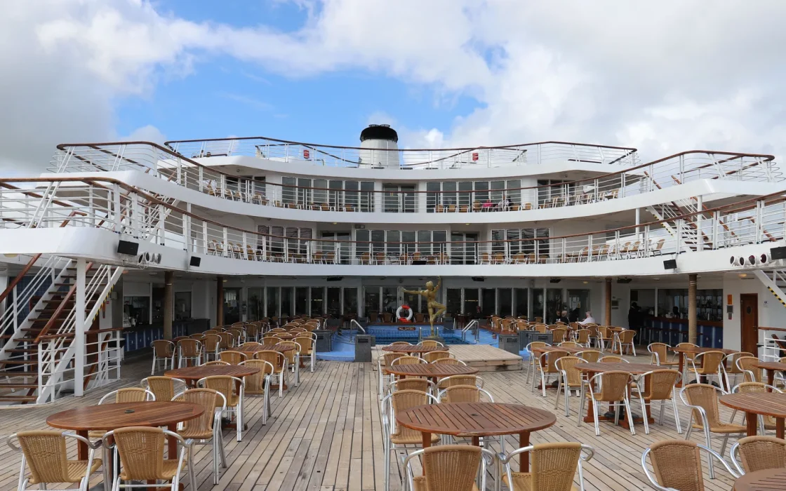 Navire de croisière naviguant au large