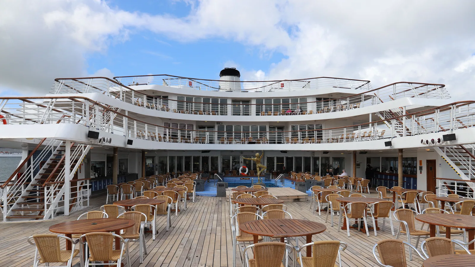 Navire de croisière naviguant au large