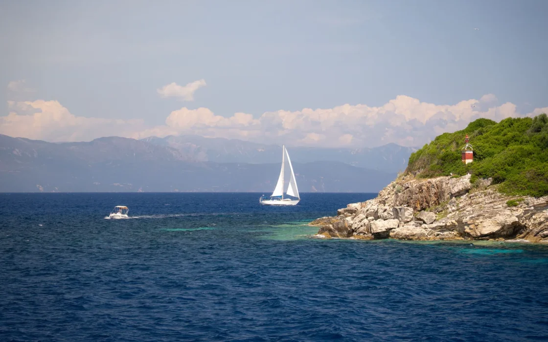 Voilier en mer pour illustrer croisière Croatie petit bateau