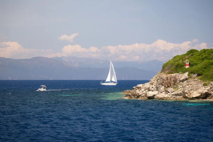 Voilier en mer pour illustrer croisière Croatie petit bateau