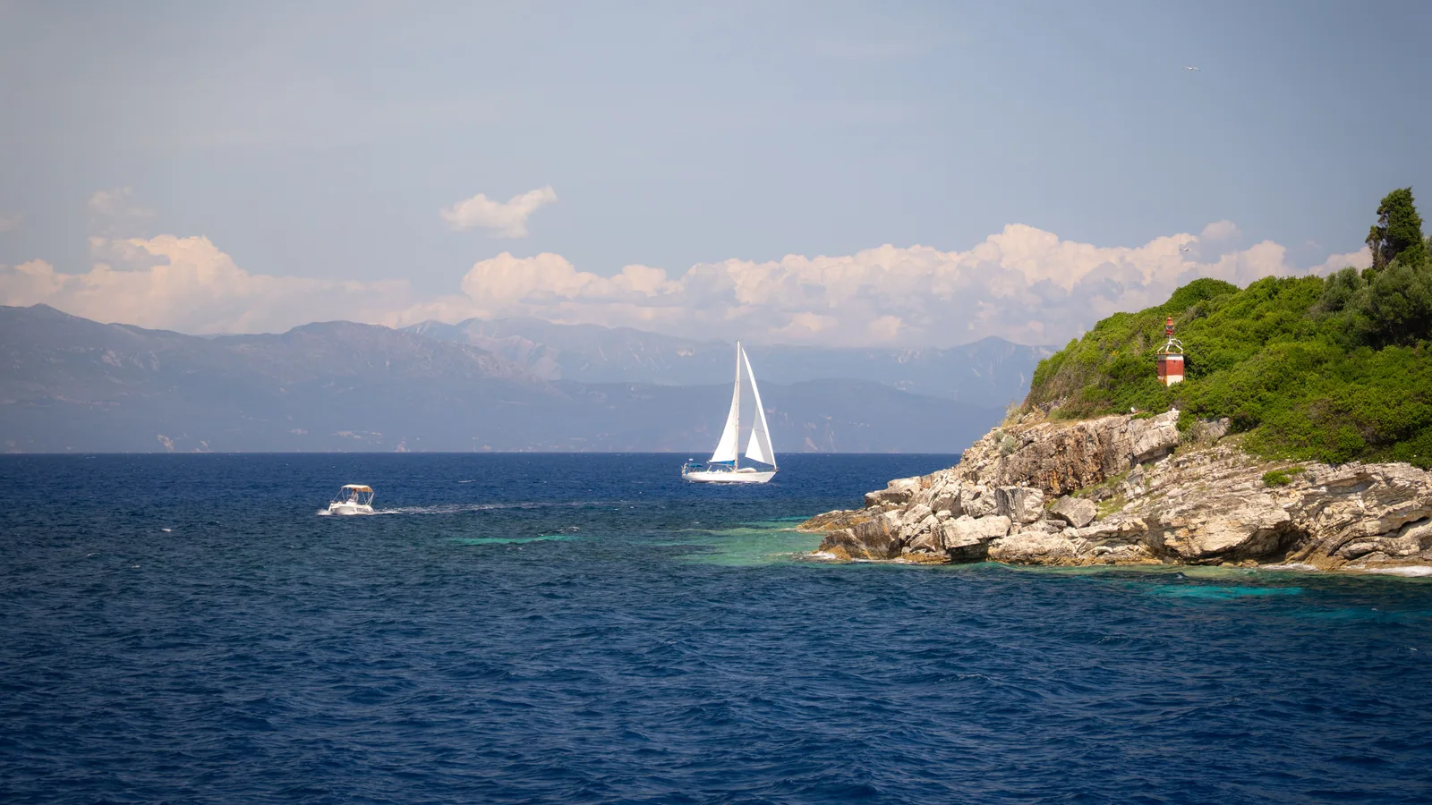 Voilier en mer pour illustrer croisière Croatie petit bateau