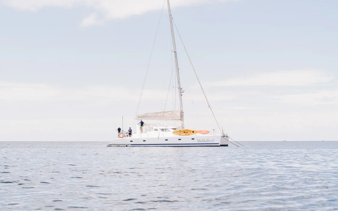 Voilier en mer pour illustrer croisière catamaran Bahamas