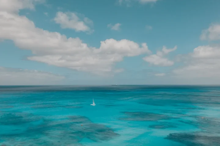 Catamaran de croisière au mouillage dans une baie tropicale