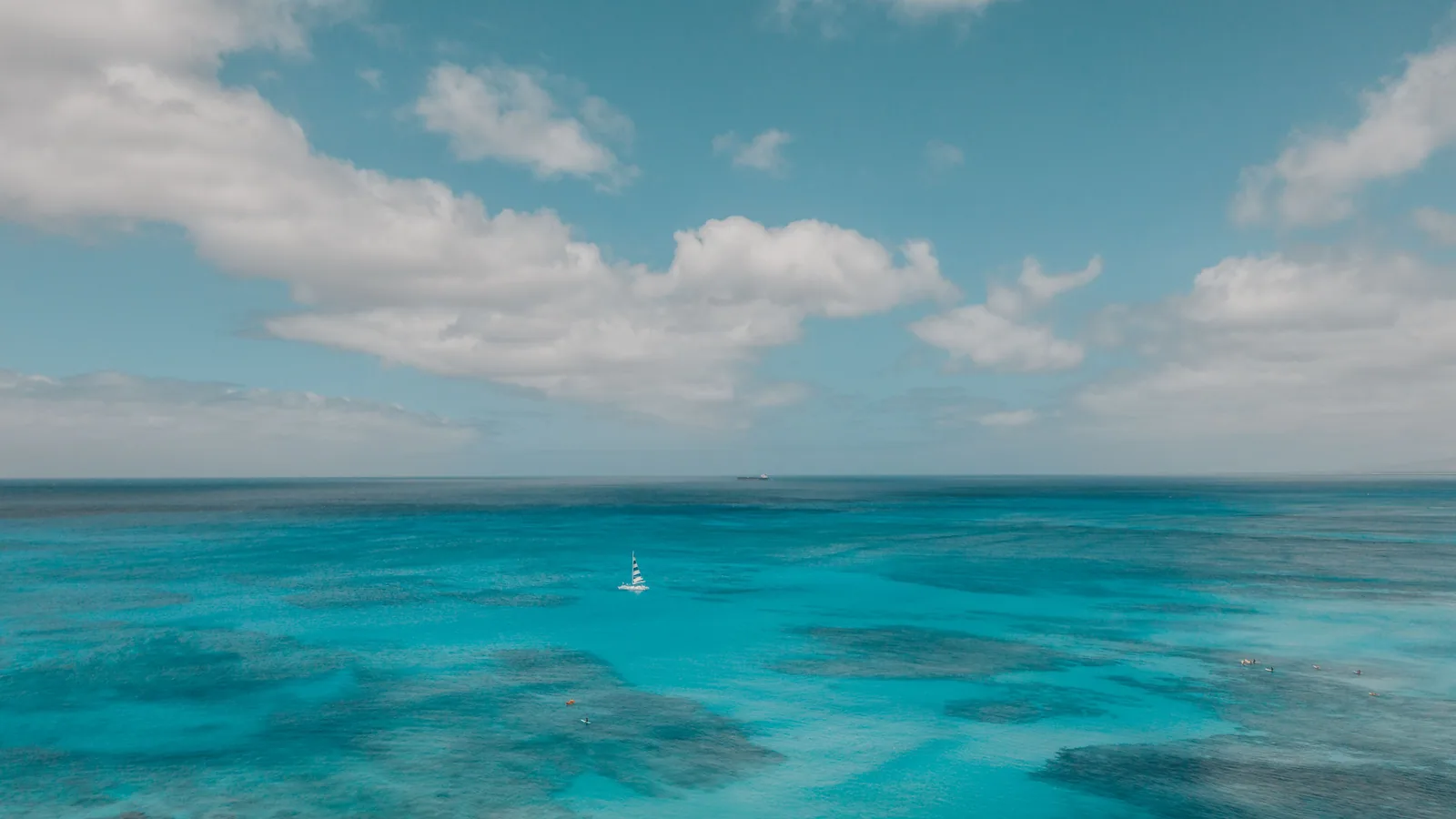 Catamaran de croisière au mouillage dans une baie tropicale