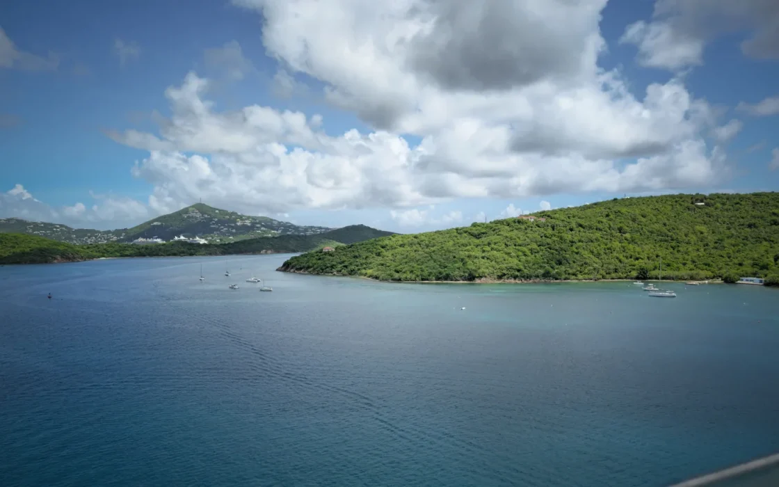 De Saint-Martin à Antigua en catamaran : escales, rythme de croisière et choix du bateau