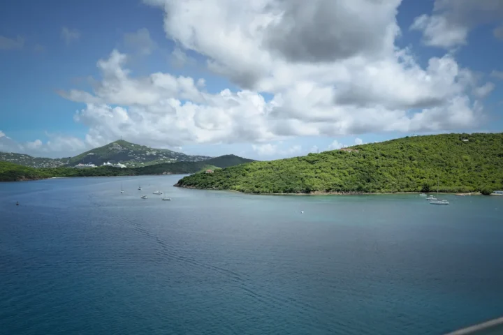 De Saint-Martin à Antigua en catamaran : escales, rythme de croisière et choix du bateau