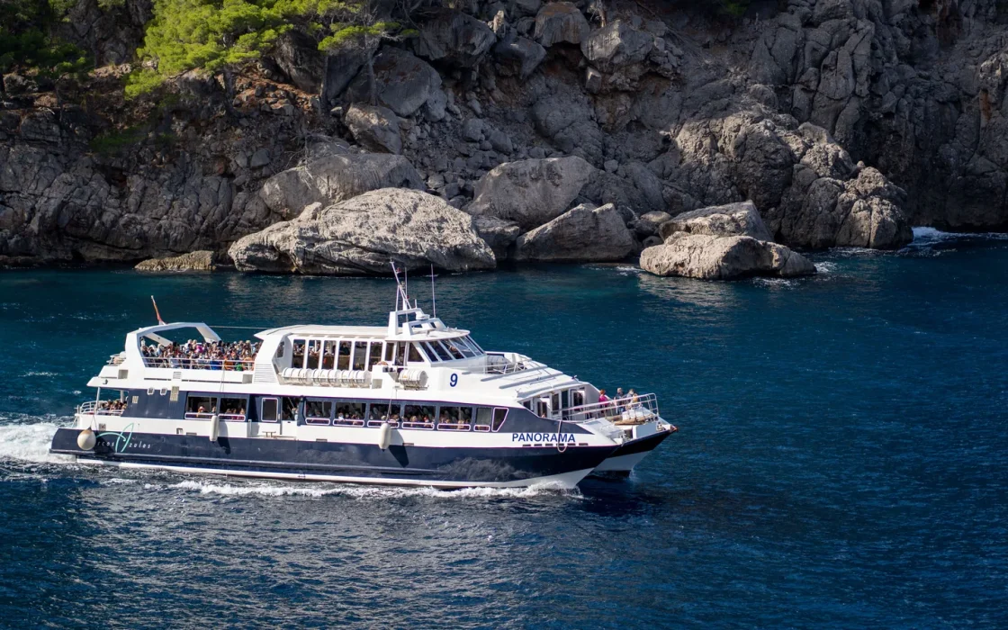 Pont d’un navire de croisière face à la mer