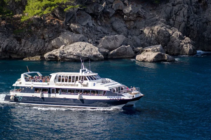 Pont d’un navire de croisière face à la mer