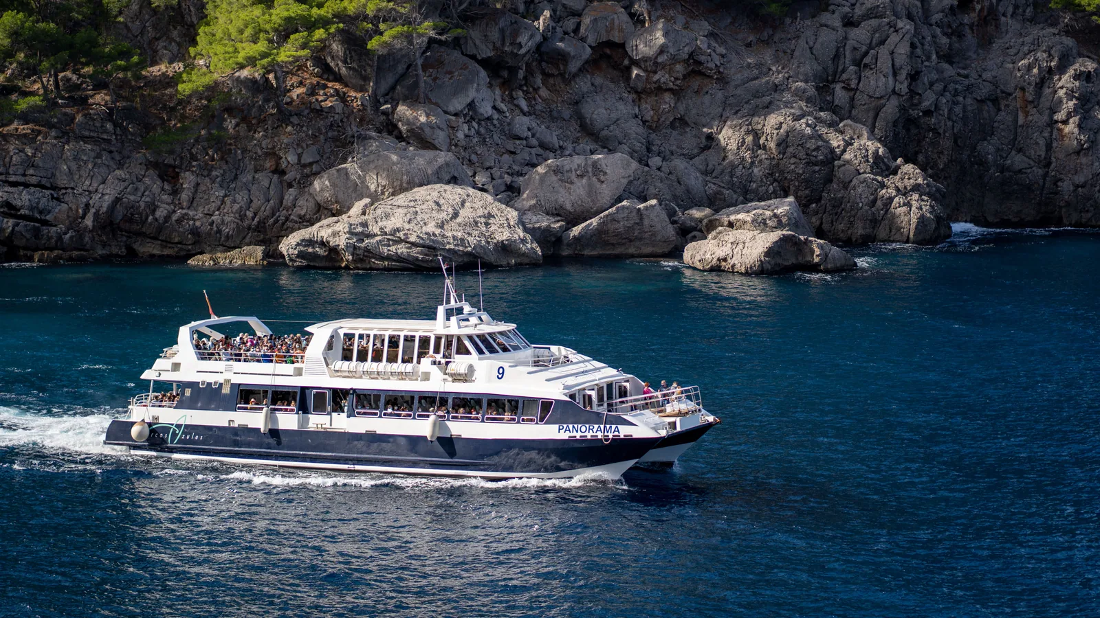 Pont d’un navire de croisière face à la mer