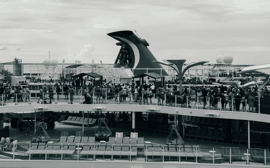 Pont d’un navire de croisière face à la mer