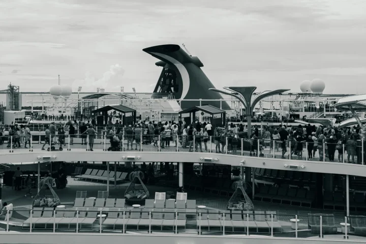 Pont d’un navire de croisière face à la mer