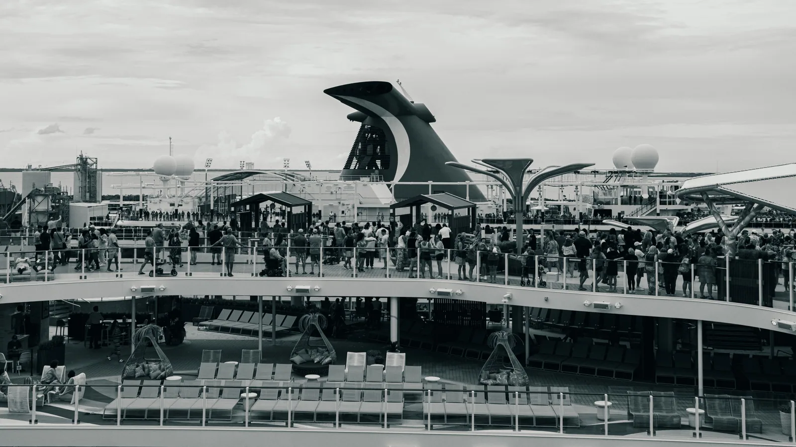 Pont d’un navire de croisière face à la mer