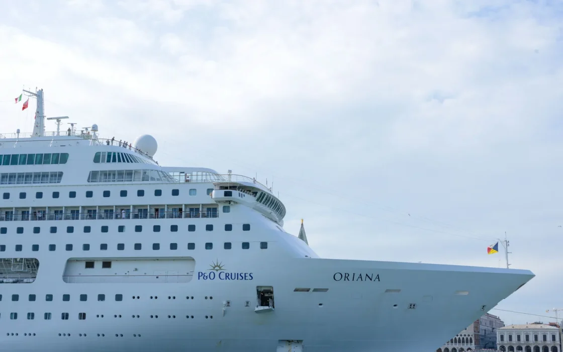 Pont d’un navire de croisière face à la mer