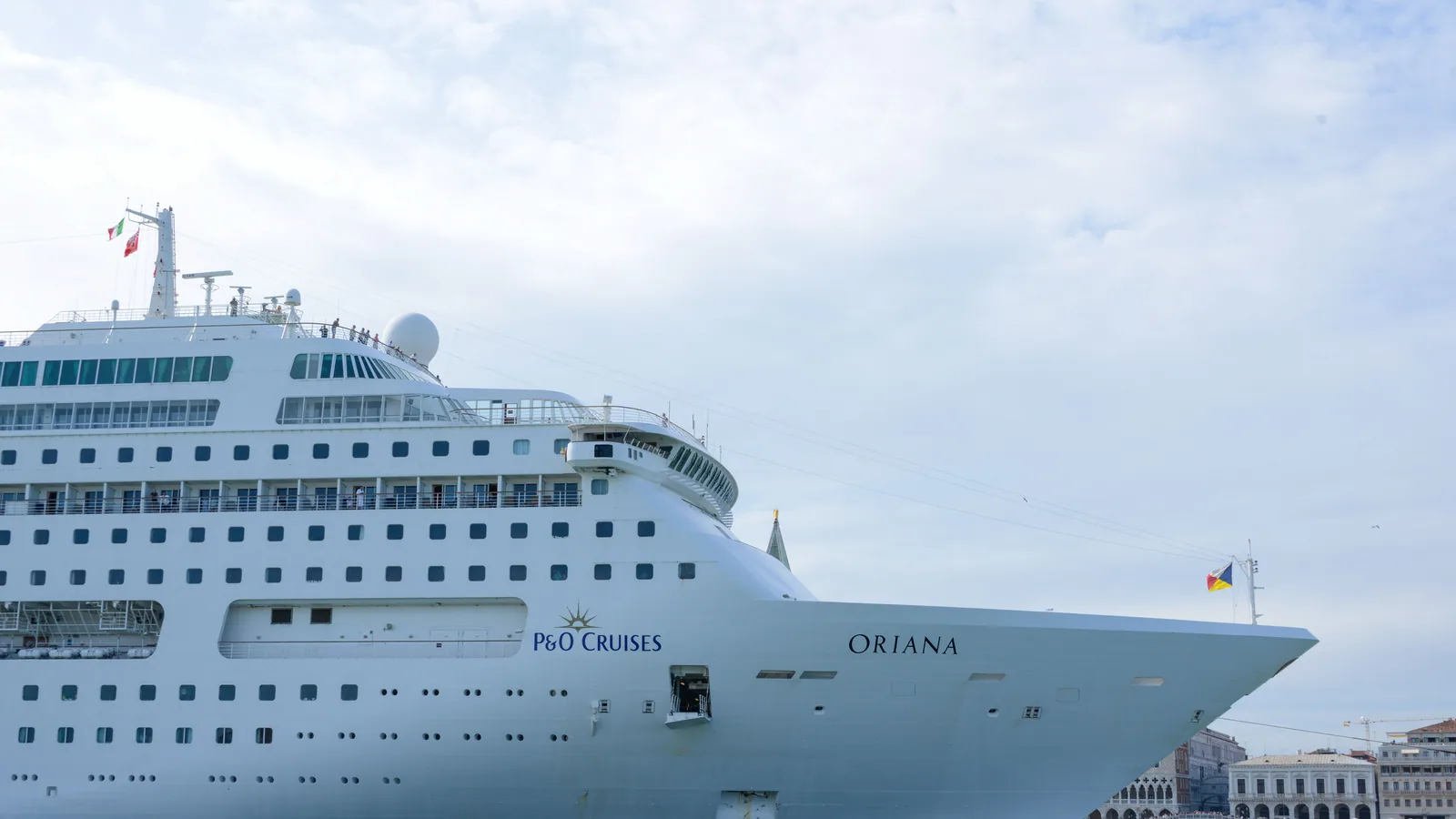 Pont d’un navire de croisière face à la mer