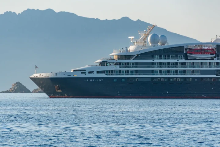 Pont d’un navire de croisière face à la mer