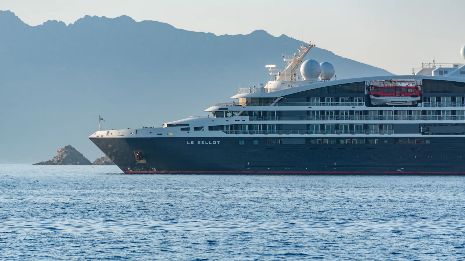 Pont d’un navire de croisière face à la mer