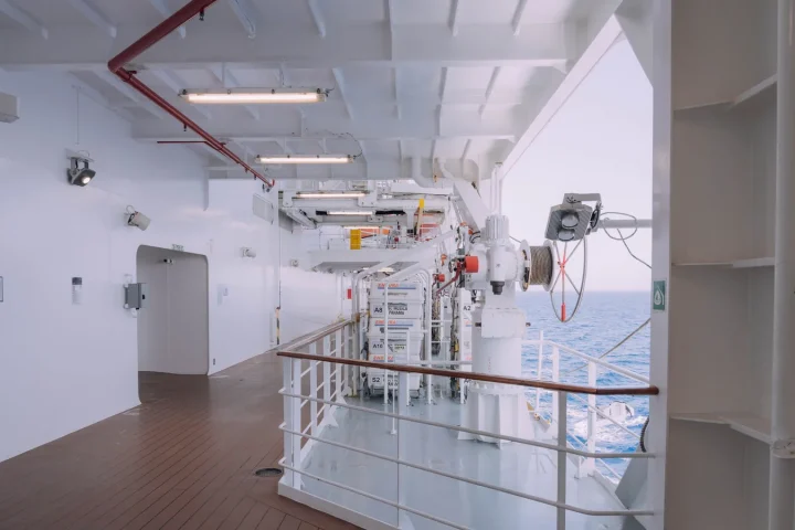 Pont d’un navire de croisière face à la mer
