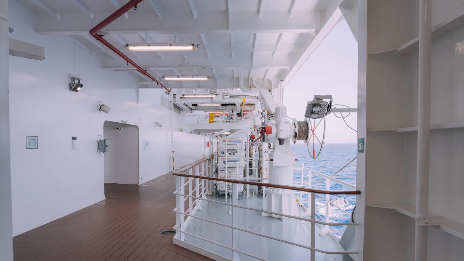 Pont d’un navire de croisière face à la mer