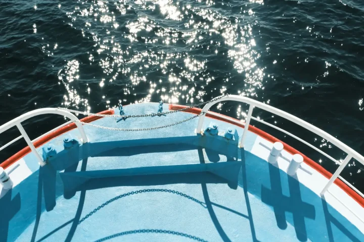 Pont d’un navire de croisière face à la mer
