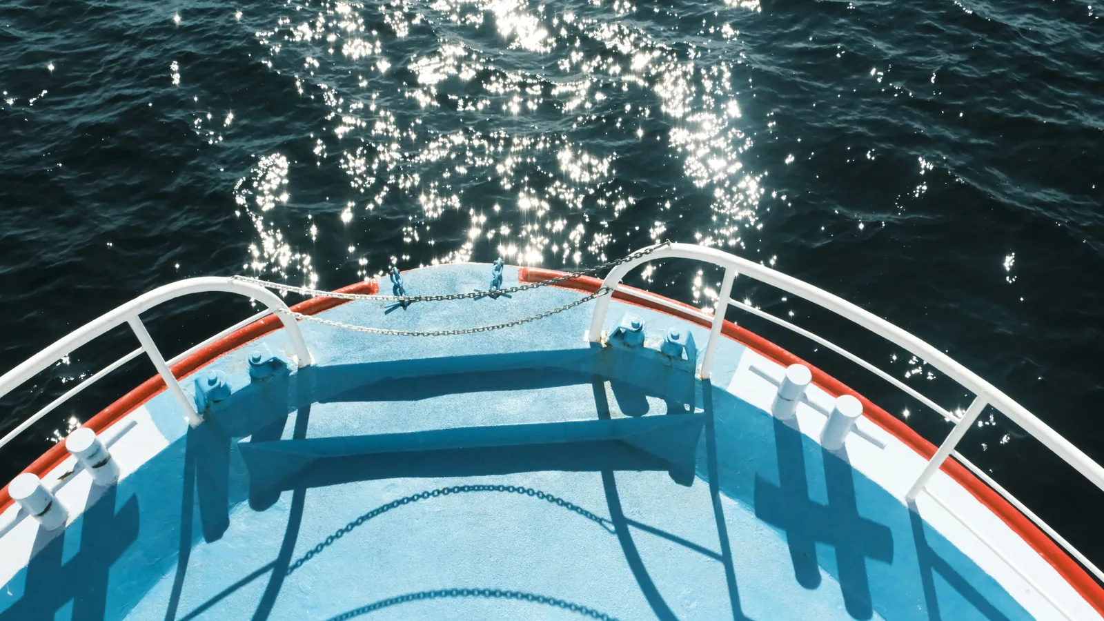 Pont d’un navire de croisière face à la mer