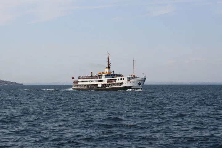 Navire de croisière naviguant au large