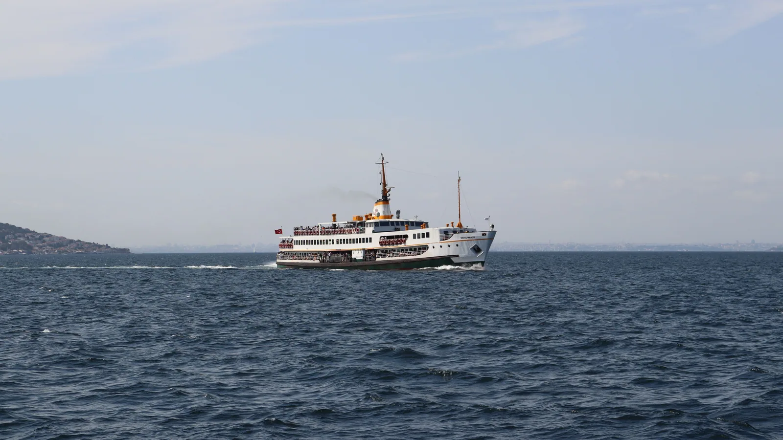 Navire de croisière naviguant au large